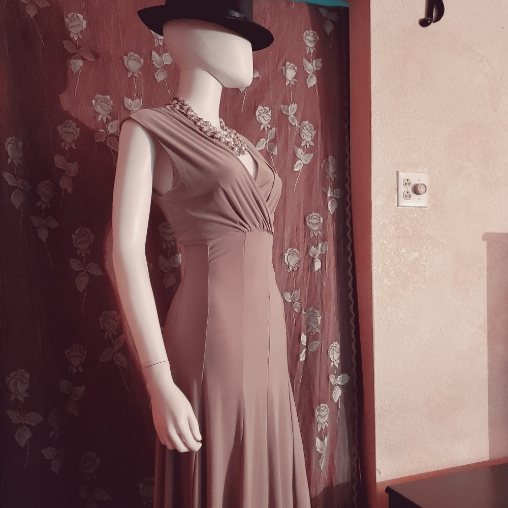 NWT-Gorgous, Elegant, Sexy Figure flattering dress - Picture 15 of 16